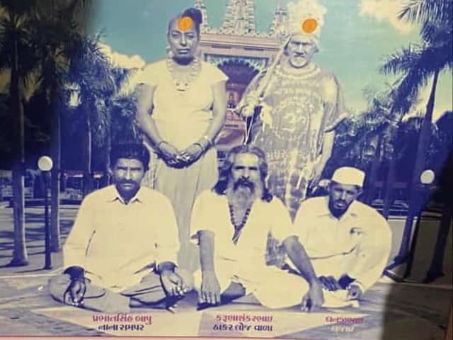 Jog Bapu with devotees